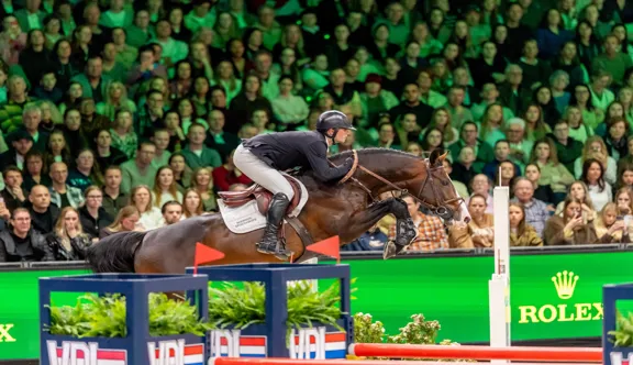 Bas Moerings et son étalon Ipsthar en action lors du CSI 5* de Bois-le-Duc, où le cavalier néerlandais de 26 ans s'est imposé dans le prix VDL Groep à 1,55 m.