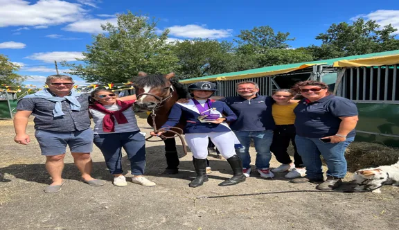 Isabelle et Olivier Vincenot posent ici aux côtés de Boston du Verdon et de la famille Rinaldi, juste après le sacre individuel du poney et de Maé aux championnats d’Europe de Strzegom en 2022.