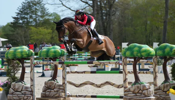 Vendredi 17 avril, Brianne Beerbaum et Kiss Me ont enchaîné deux parcours sans-faute lors de la Coupe des nations Juniors au CSIO Jeunes de Compiègne.