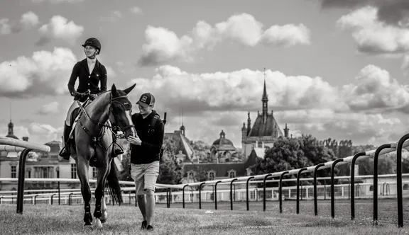 Chantilly Classic présenté par Al Shira'aa, théâtre de la grande finale du Dada Challenge Tour, du 9 au 12 juillet 2026. À l'issue du circuit, les trois meilleurs cavaliers amateurs y concourront aux couleurs Dada Sport.