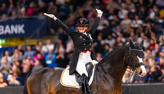 Notamment grâce à son fidèle Flambeau, avec lequel elle a brillé cette saison sur le circuit de la Coupe du monde, Larissa Pauluis a réussi à surmonter des événements difficiles ces dernières années, dont la disparition de son époux.