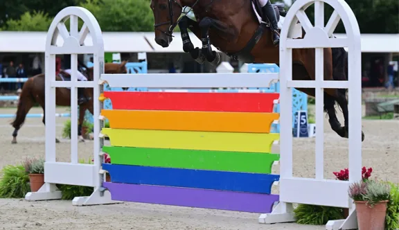 Le sport ne se résume pas à des résultats, des classements ou des performances. Il est un espace social, un lieu de construction, parfois d’émancipation ou de tension.