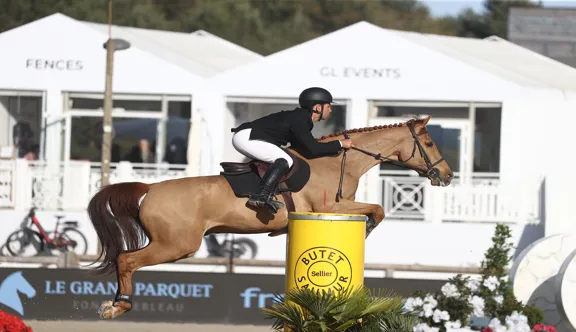 Eliott Deuquet en selle sur Gao Nantuel lors du Master pro de Fontainebleau