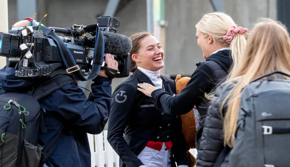 Ici aux Mondiaux de Herning en 2022, Cathrine Laudrup-Dufour et son épouse, Rasmine, partagent régulièrement leur vie de famille avec leur fille, Palma, sur les réseaux sociaux.