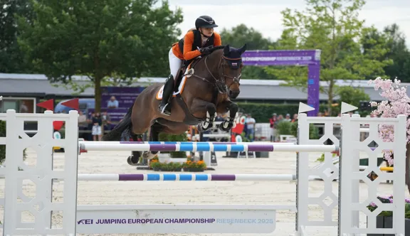 Ici lors des Européens réservés aux Jeunes de Riesenbeck, Nina Houtzager a remporté le Grand Prix réservé aux cavaliers Juniors avec High Five.