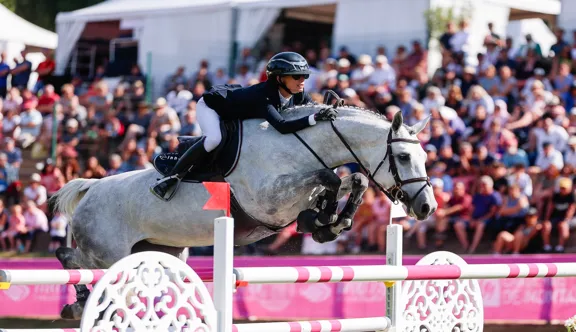 Ici à Dinard avec Juliette Faligot, Arqana de Riverland a entretenu les espoirs olympiques de l’élevage charentais lorsqu’elle avait été confiée à John Whitaker en 2024.