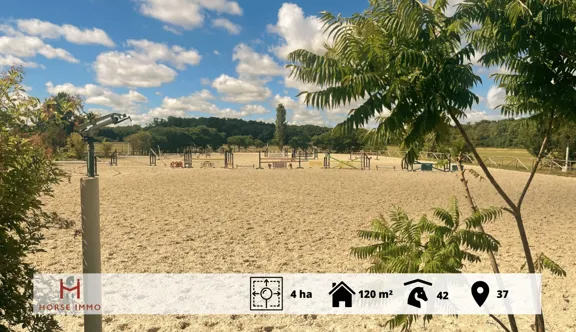 Domaine équestre exclusif de plus de 5,6 hectares, idéalement situé en Indre-et-Loire à dix minutes d’une grande ville, dans un cadre naturel préservé.