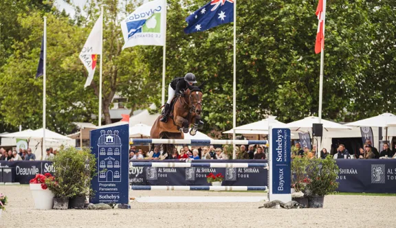 Nina Mallevaey a mené Destine to Be à la victoire, ce dimanche à Deauville