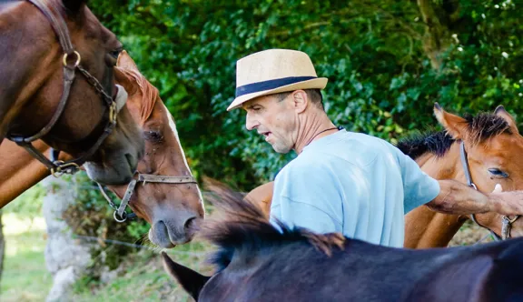 C’est au milieu de ses juments que Patrice Boureau semble se sentir le plus à sa place.