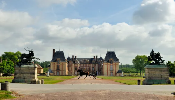 Le domaine de Grosbois, haut lieu du trot français, conjugue patrimoine historique et excellence équestre depuis plus de huit siècles.