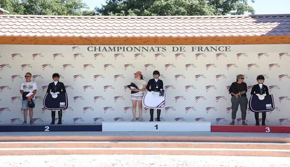 Le podium de l’As Poney Élite dressage lors du Generali Open de France 2026.