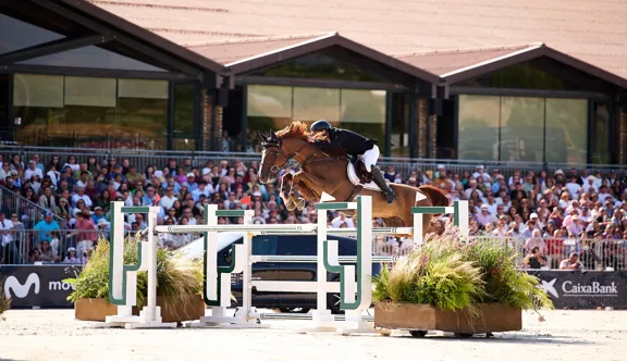En selle sur Rain Man, Iván Serrano Sáez remporte le Grand Prix CSI 4 de La Corogne.