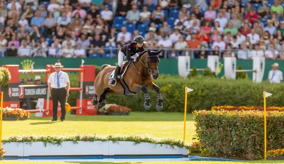 La Française Nina Mallevaey, septième meilleure cavalière au classement mondial Longines, arrive évidemment parmi les plus grands favoris pour une médaille individuelle en saut d’obstacles avec Dynastie de Beaufour.