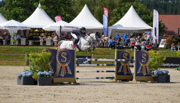 Manon Royer, aux commandes de Gentiane Planchette, décroche la deuxième place du classement individuel provisoire des championnats d’Europe dans la catégorie Enfants.
