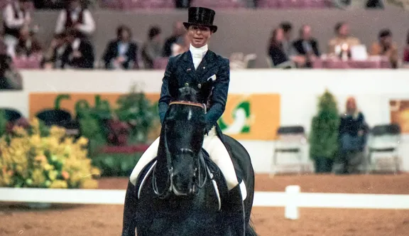 Ici lors de la finale de la Coupe du monde 1997 avec Arrak, Monica Theodorescu fait partie des experts qui prendront la parole lors du prochain colloque de La Bibliothèque Mondiale du Cheval