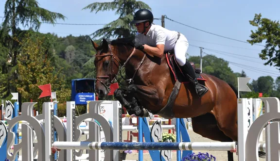 Thomas Lévêque a mené Chaccolina van’t Huka à la victoire dans le challenge interrégional de jumping réservé aux chevaux de six ans à Cluny