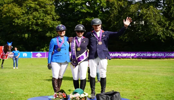 Élodie Gondailler et Raf van de Helle, médaillés d’or, Rossella Olgiati et Romulus van het Nederveld, médaillés d’argent, et Douglas Edward et Golden Boy de Jarsay, médaillés de bronze lors des championnats d’Europe Vétérans de saut d’obstacles 2026 à Copenhague.