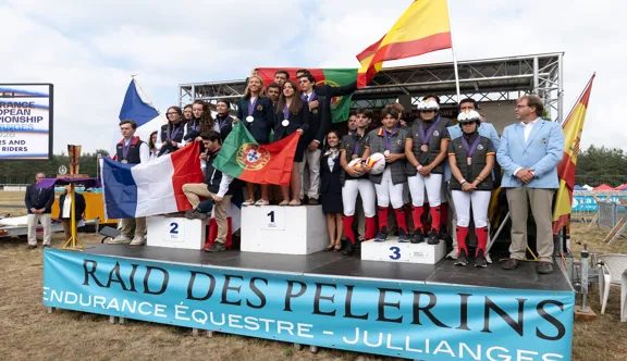 L’équipe de France sur la deuxième marche du podium des championnats d’Europe Jeunes de Jullianges.