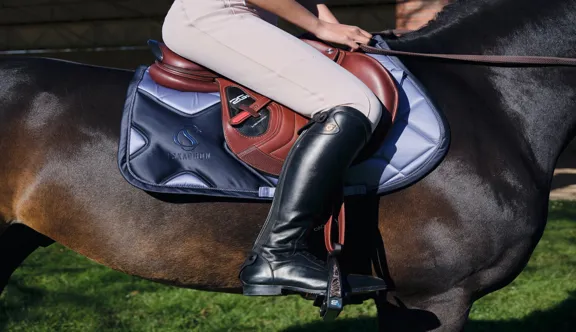 À cheval, une botte bien ajustée doit maintenir la jambe sans entraver la mobilité de la cheville.