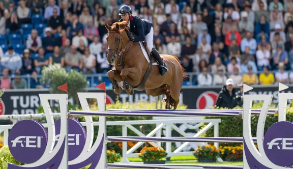 Selon Éric Louradour, une assiette légère, mobile et disponible lie nombre de cavaliers de saut d'obstacles.