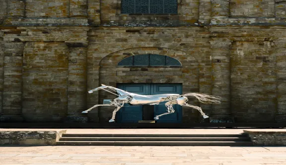Zeus, le cheval mécanique imaginé pour la cérémonie d’ouverture des Jeux olympiques de Paris 2024, est exposé sur le parvis du musée des Arts et Métiers jusqu’au 10 janvier 2027.