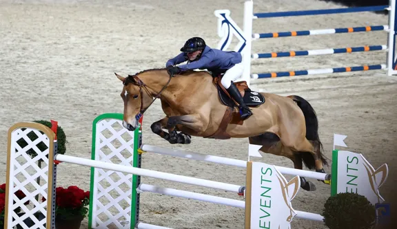 Repenser les équipements traditionnels par le prisme du bien-être, comme l’a fait le cavalier de saut d’obstacles Grégory Cottard, est nécessaire. L’essor des mors non métalliques – ici avec I-Bride –, bien qu’encore minoritaires, permet une avancée notable.