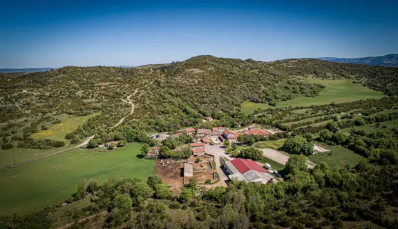 À Gaillac, sur le Larzac, la structure familiale fondée par Louis Arnal est devenue un véritable pôle touristique au cœur du Parc naturel régional du Larzac.