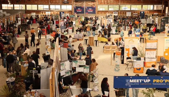 Normandy Horse Meetup offre conférences, ateliers pratiques, animations et une soirée événement, avec accès salon gratuit et pass colloque payant.