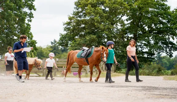 Dès le plus jeune âge, la relation avec le cheval peut ainsi constituer un support d'apprentissage concret, complémentaire au cadre scolaire.