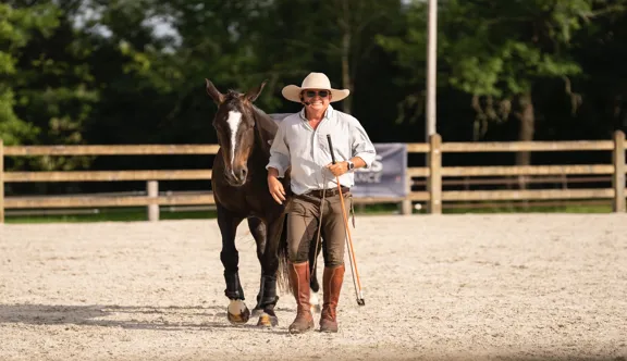 Installé en France depuis 2001, l’Australien Andy Booth est devenu l’une des figures de proue de l’éducation du cheval et de l’approche éthologique.