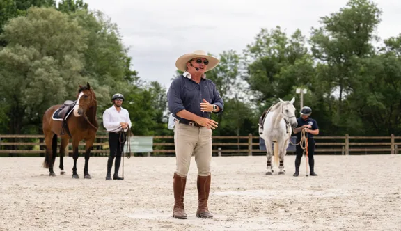 À travers ses stages, Andy Booth accompagne cavaliers et enseignants dans la compréhension du comportement de leurs chevaux, à pied comme en selle.