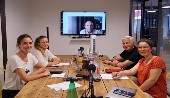 Le 22 juin, la rédaction de GRANDPRIX a accueilli dans ses locaux (de gauche à droite) Caroline Godin, Astrid Pamart, Thierry Pomel et Eva van Avermaet, tandis que Benjamin Aillaud a suivi la discussion en visioconférence.
