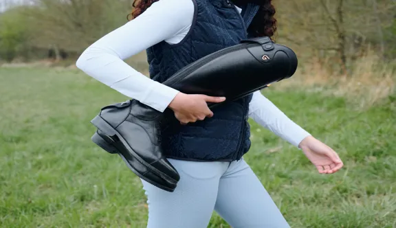 GLOVERS lance LAZIO et VENETO, ses premières bottes en cuir personnalisables, pensées pour allier technicité, confort et élégance sans altérer la connexion entre le cavalier et son cheval.