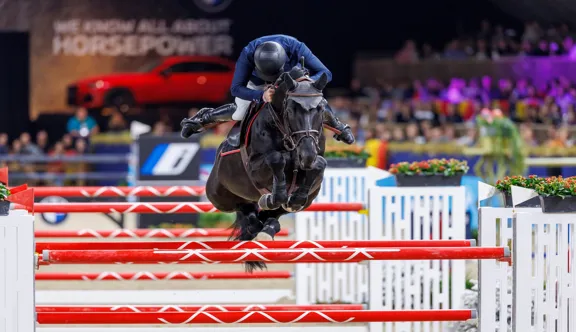 “Certains très grands hommes de cheval ont eu des positions très personnelles, parfois éloignées des canons académiques — Rodney Jenkins, Kevin Bacon ou Roger-Yves Bost, pour n’en citer que quelques-uns — tout en permettant à leurs chevaux de s’exprimer remarquablement”. 