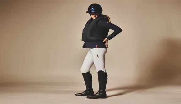 Helite lance le Feel’In, un gilet airbag à porter par-dessus la veste, plus confortable et plus élégant que les modèles précédents, qui offre la même protection du torse et du dos, existe en tailles enfant et adulte et est vendu à partir de 595 euros.