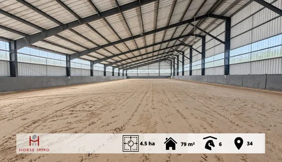 Propriété équestre dans l’Hérault : villa de 2015 (3 chambres, jardin) avec écurie de 6 boxes, trois carrières et manège couvert, idéale pour un centre équestre ou une activité de pension.
