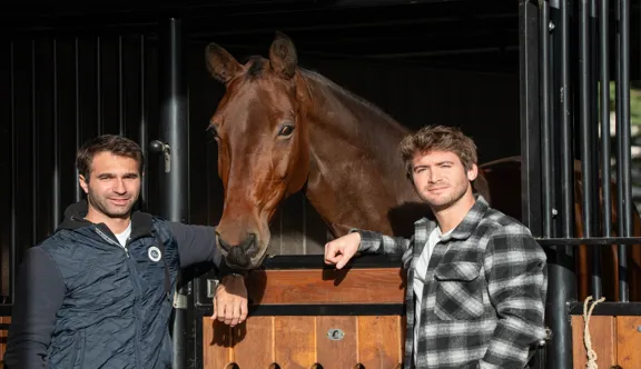 STRIDES est une plateforme qui met en relation les professionnels du cheval avec des prestataires indépendants (grooms, chauffeurs, palefreniers…), avec profils vérifiés et paiements sécurisés.