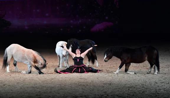 Entourée de ses chevaux, Laure Tétart salue le public à l’issue d’une représentation.