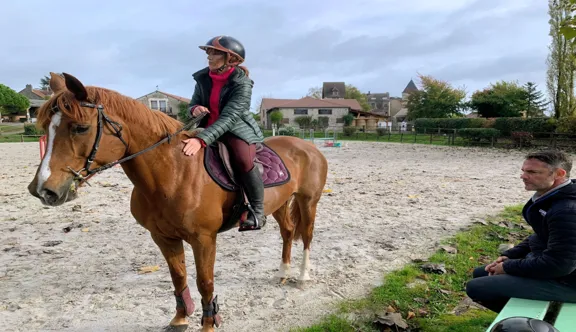 Ancienne grande reporter à L’Équipe, Liliane Trévisan est ici à cheval à côté de Grégory Cottard, avec qui elle a noué une relation d’amitié.