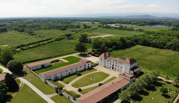 Diane-Florence Roland, masseuse et préparatrice sportive equine professionnelle, propriétaire et fondatrice du Haras des Périchons et de Horse Therapia, propose des soins et séjours bien-être sur mesure pour chevaux, adaptés à la saison, et intervient aussi partout en France