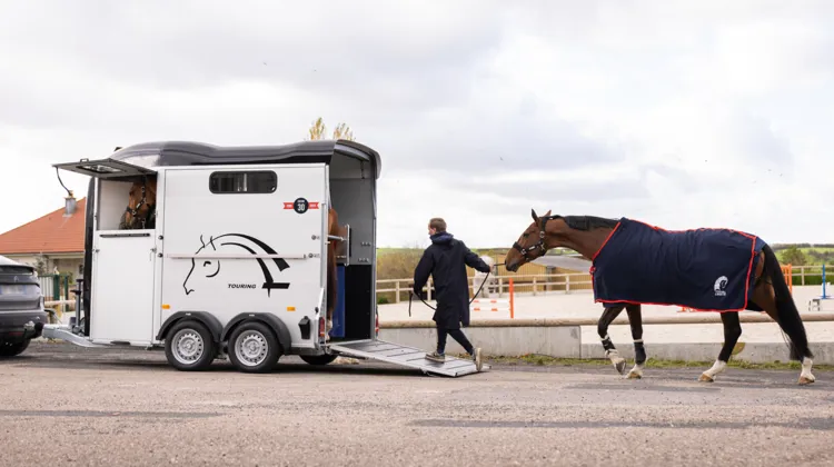 Gagnez un van 2 places Touring Country pour un an grâce au jeu-concours Cheval Liberté x GRANDPRIX.