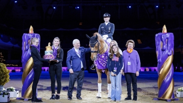 Ullrich et Bianca Kasselmann entourent ici leur cavalier Frederic Wandres. 