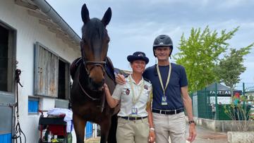 Juliet Boubli Beskow est ici entourée de son cheval Feeling Delque*MILI et du champion français Éric Navet. 