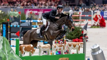 Scott Brash et sa baie franchissent ici l’obstacle représentant les vaches dans les verts pâturages suisses, un incontournable à Genève ! 