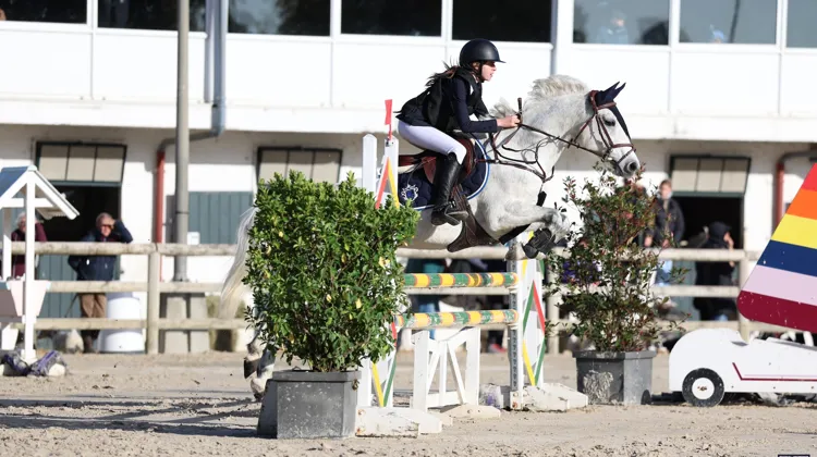 Avant de produire des chevaux, Danièle Doumergue était plutôt spécialisée dans l’élevage de poneys de sport. Halifax de la Mouline, née en 2017 et ici sous la selle de Madeline Cortes, fait partie des derniers poneys nés de son élevage.