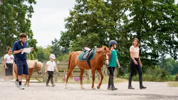 Dès le plus jeune âge, la relation avec le cheval peut ainsi constituer un support d'apprentissage concret, complémentaire au cadre scolaire.