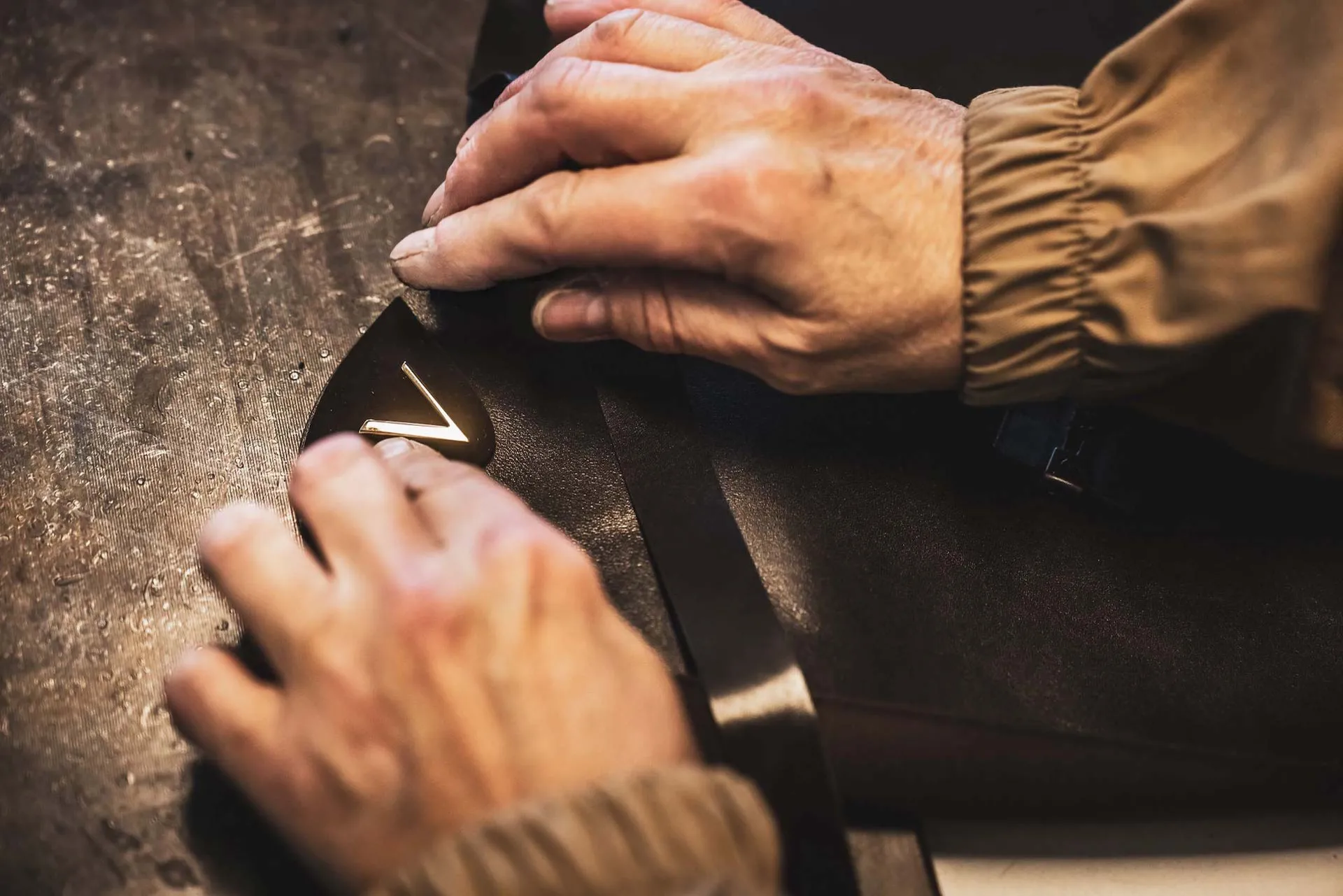Découpe, assemblage et finitions : la précision du geste contribue à la qualité et à la longévité d’une botte.