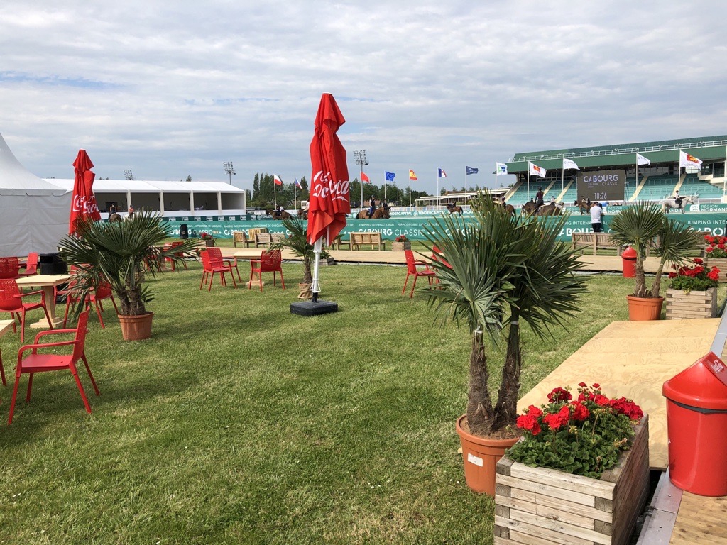 Les salons de jardin attendent patiemment cavaliers et visiteurs pour profiter de la terrasse, devant les épreuves. 