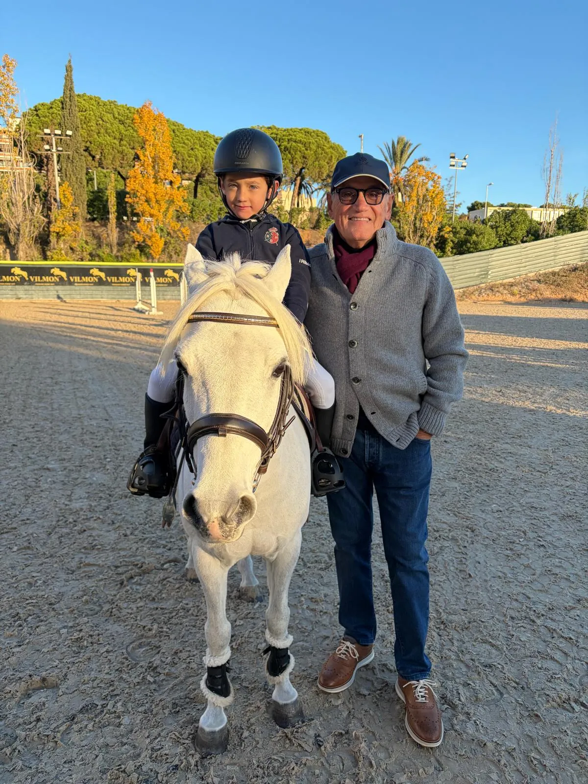 Carles Vilarrubí est ici aux côtés de son petit-fils, Alexandre, lors du premier concours équestre de ce dernier, le 29 novembre 2025