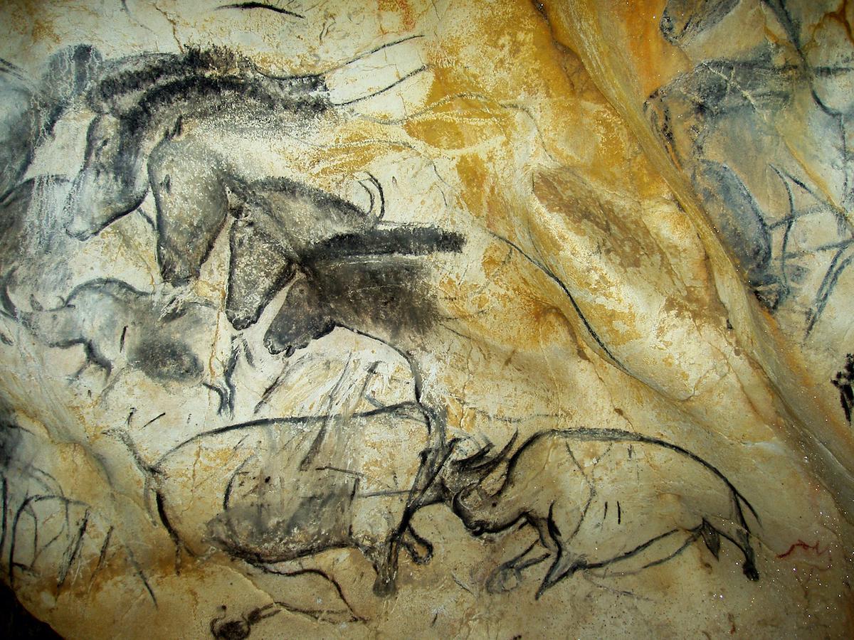 Ce « panneau des chevaux » provient de la grotte Chauvet, nichée à Vallon-Pont-d’Arc, en Ardèche.